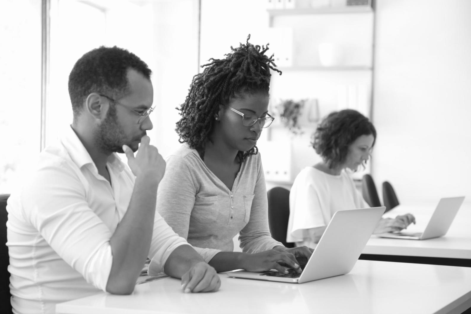Participants travaillant sur des projets créatifs